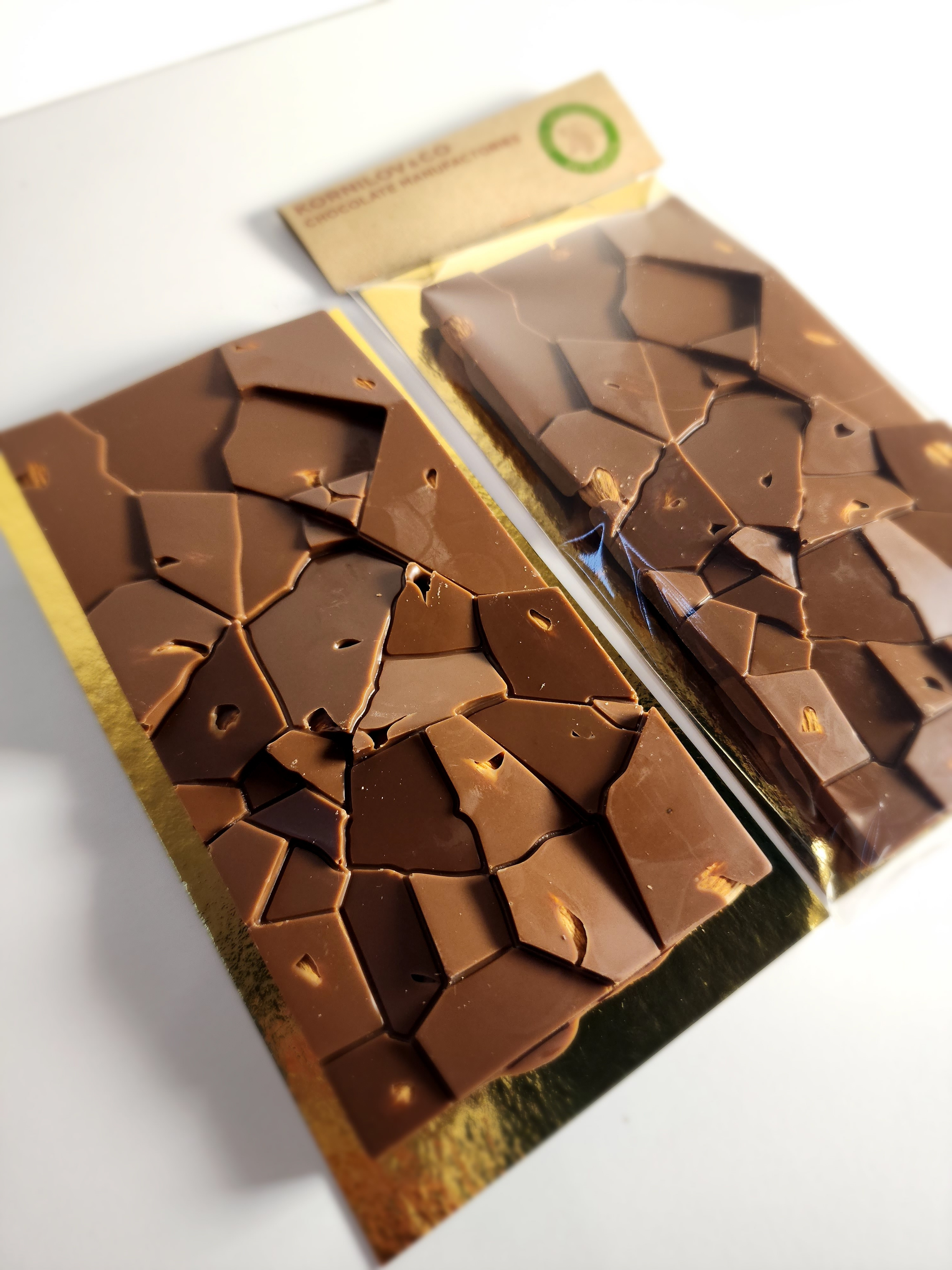 Плитка шоколадная Молочный шоколад с цельным обжаренным миндалем