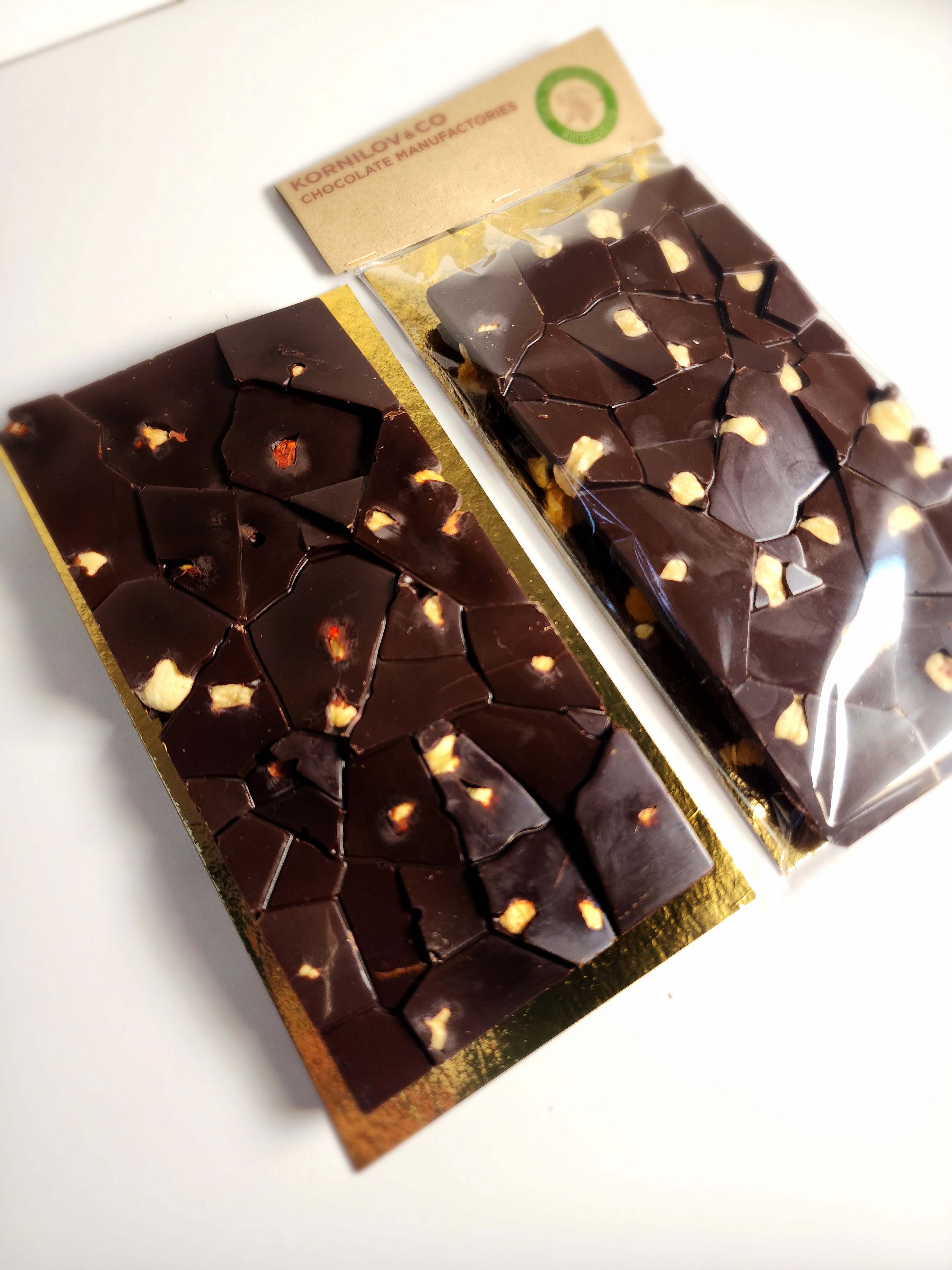 Плитка шоколадная Темный шоколад (47% какао продуктов) с цельным обжаренным фундуком