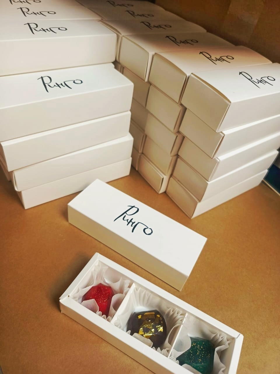 Изумруд, рубин и золото в шоколадном исполнении для наших заказчиков Корпоративный заказ для ювелирных бутиков "Ринго"